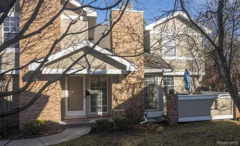 6789 Andiron Crt Ct, West Bloomfield, MI 48322