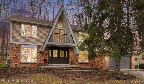 8893 S Christine Dr, Brighton, MI 48114