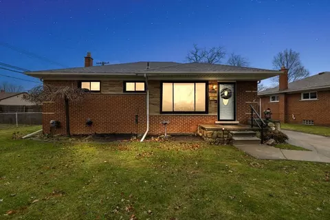 16501 Mayfield St, Roseville, MI 48066
