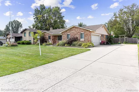 37221 Almont Dr E, Sterling Heights, MI 48310