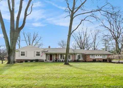 300 Reddingwood Dr, Oakland, MI 48306