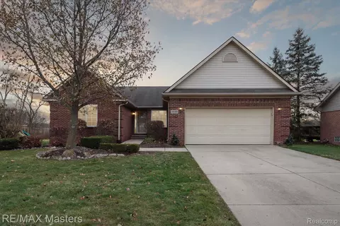 26369 Woodline Crt Ct, Flat Rock, MI 48134