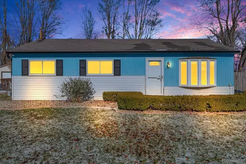 6131 Mulberry Dr, Sterling Heights, MI 48314