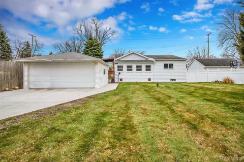 21816 Madison St, Saint Clair Shores, MI 48081
