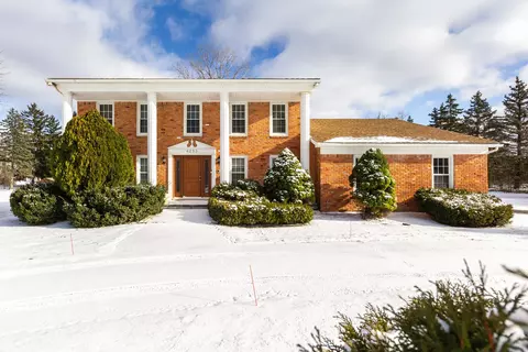 6253 Nicholas Dr, West Bloomfield, MI 48322