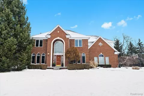 6720 Michael Dr, Troy, MI 48098