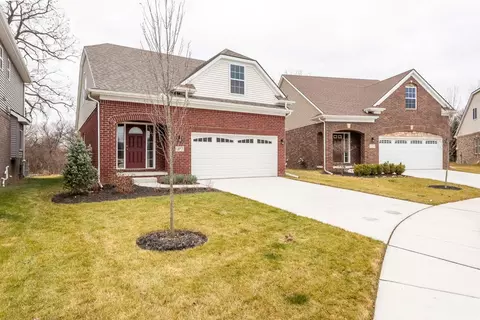 11777 Hines Place Dr, Livonia, MI 48150