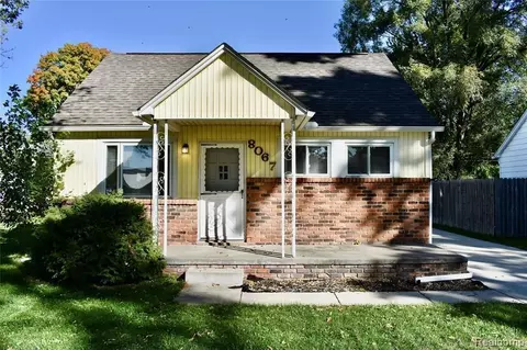 8067 Nancy Ave, Shelby Township, MI 48317