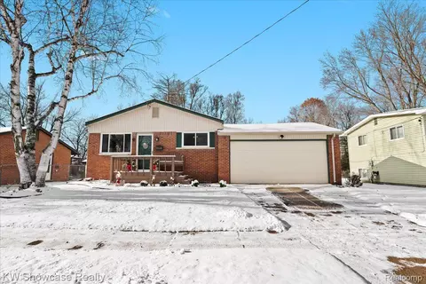 115 N Corbin St, Holly, MI 48442