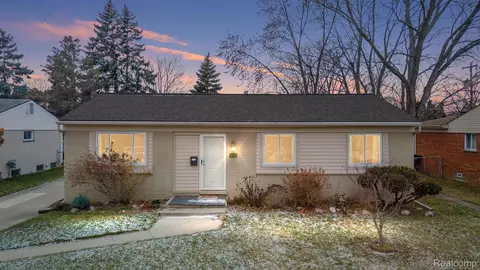 38525 Plainview Dr, Sterling Heights, MI 48312