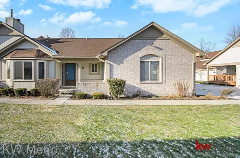 20415 Villa Grande Cir St 25 7 St #25, Clinton Township, MI 48038