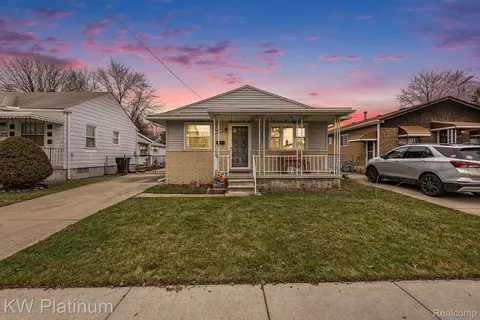25176 Dale St, Roseville, MI 48066