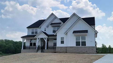56207 Hickory Creek Ln, Lyon, MI 48165