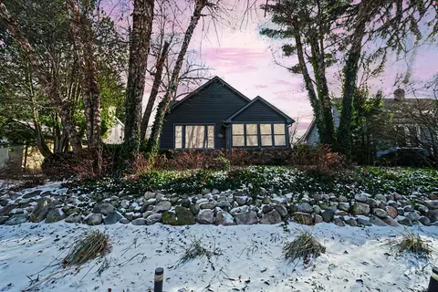 2385 Garland St, Sylvan Lake, MI 48320