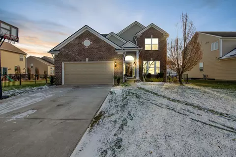 19276 Gearhart Dr, Macomb, MI 48042