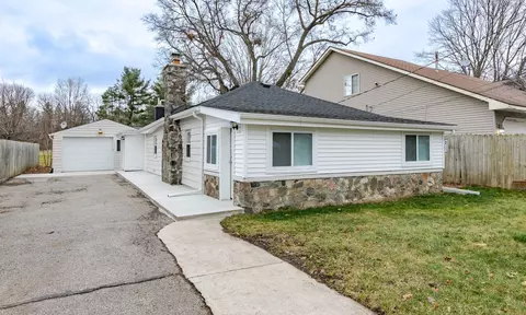 6350 Elmwood Dr, Waterford, MI 48329