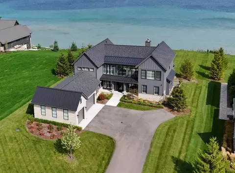 15600 Waters Edge Dr, Peninsula, MI 49686