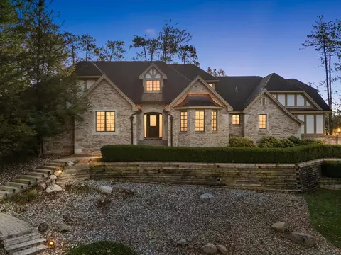 1753 Berwick Crt Ct, Orion, MI 48362