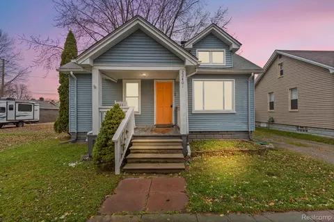 22401 Rosemary St, Saint Clair Shores, MI 48081
