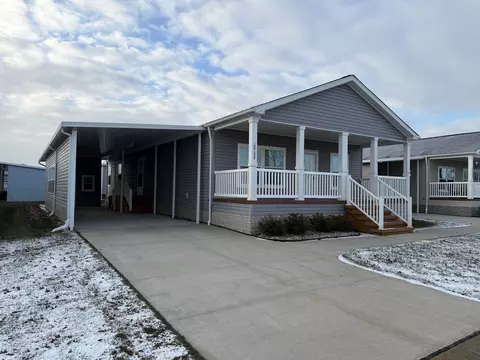 30102 Pineview Cir, Chesterfield, MI 48051