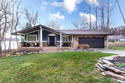 6096 Appleton Lake Rd, Brighton, MI 48116