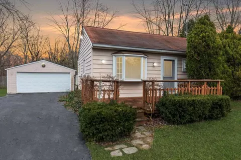 2594 Bender Ave, Waterford, MI 48329