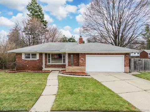 26644 Hollywood St, Roseville, MI 48066