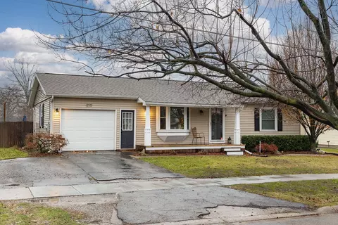 898 Saint Lawrence St, Marysville, MI 48040