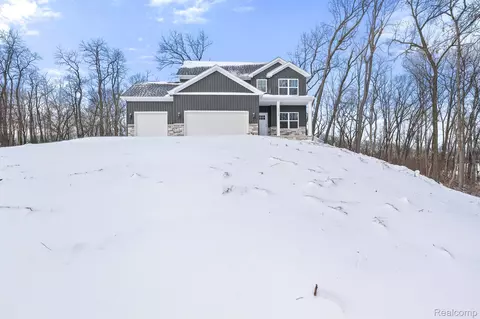 16142 Catalpa Ridge Dr, Holly, MI 48442