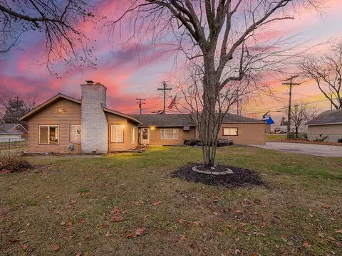 2089 Maddy Ln, Keego Harbor, MI 48320