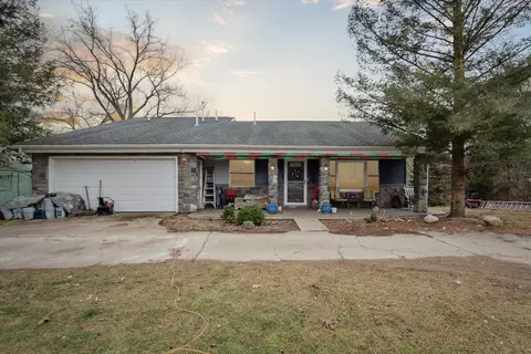 2600 Marine Dr, Pinckney, MI 48169