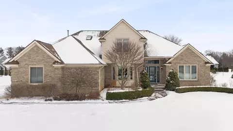 10049 Pembrooke Cir, Green Oak, MI 48178