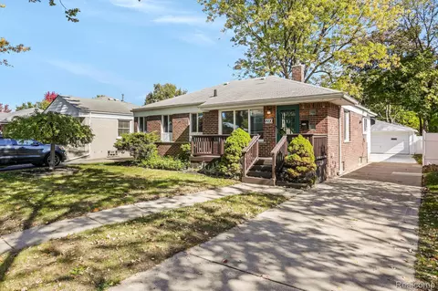 9920 Seltzer St, Livonia, MI 48150