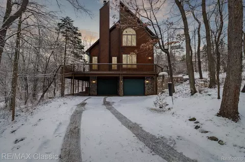 2926 Augustine Rd, Milford, MI 48381