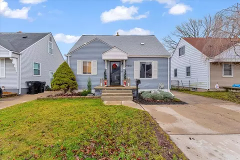 29810 Quinkert St, Roseville, MI 48066