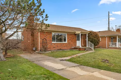 5083 Argonne St, Trenton, MI 48183