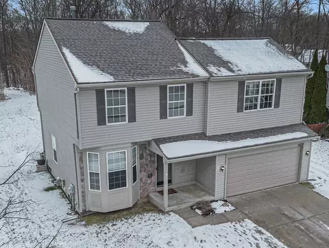 1029 Carriage Hill Dr, Fenton, MI 48430