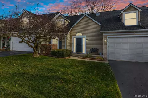 1025 Audubon Dr, Waterford, MI 48328