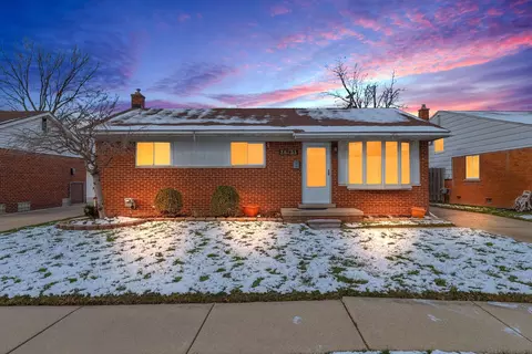26751 Roberta St, Roseville, MI 48066