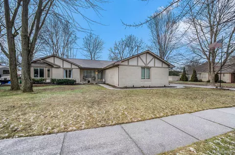 23908 Deanhurst St, Clinton Township, MI 48035