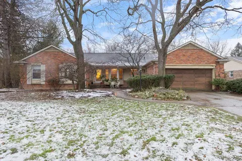 21515 Parklane St, Farmington Hills, MI 48335