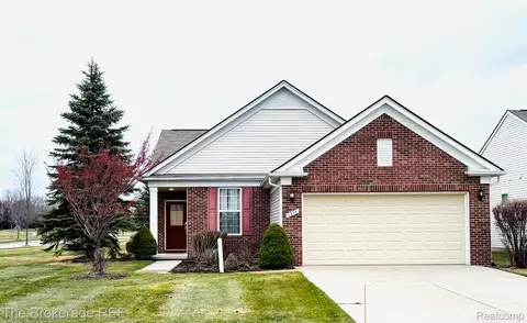 9355 Sand Hill Dr, Grand Blanc, MI 48439