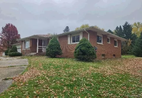 1080 Dye Krest Dr, Flint, MI 48532
