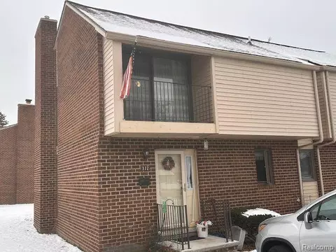 372 Village West Dr S, Lapeer, MI 48446