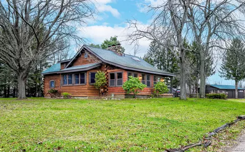 10169 Van Vleet Rd, Gaines, MI 48436
