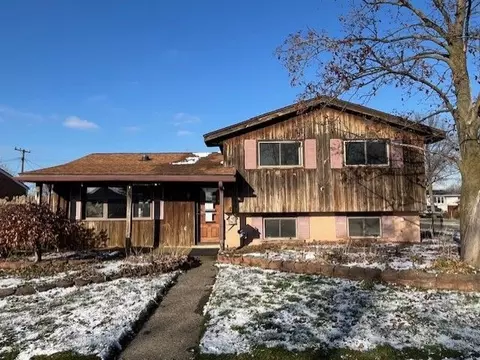 2215 Camel Dr, Sterling Heights, MI 48310