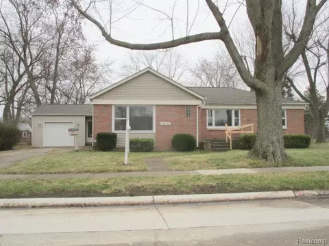 29632 Oakgrove St, Saint Clair Shores, MI 48082