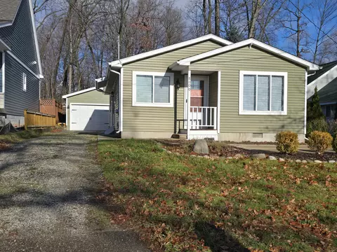 8000 Haviland Beach Dr, Linden, MI 48451