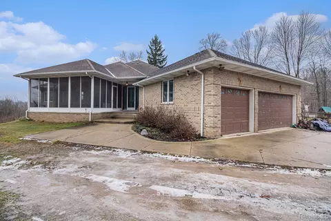 925 Maxfield Rd, Hartland, MI 48353