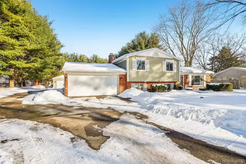8612 W Ellis Rd, Springfield, MI 48350